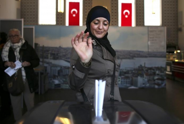 Женщина на избирательном участке в мечети, Амстердам, Нидерланды REUTERS/Cris Toala Olivares